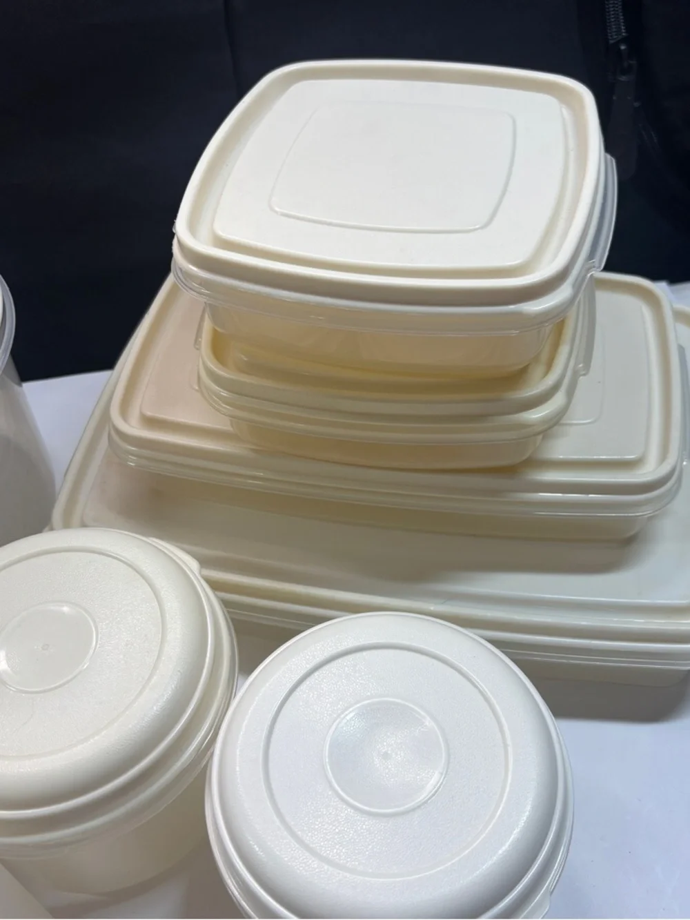 24 piece Vtg Rubbermaid storage containers almond lids